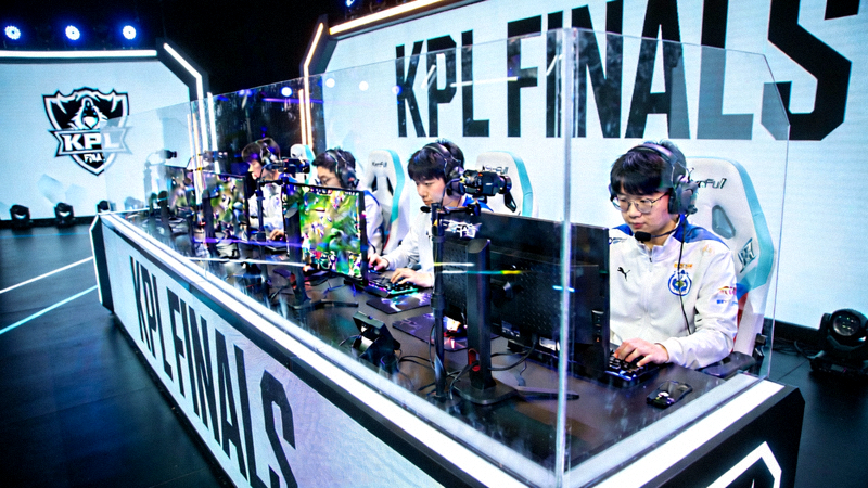 王者荣耀KPL职业联赛总决赛舞台，选手在隔音房内专注操作